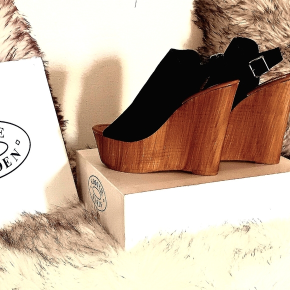 High Platform Steve Madden Wedge. Black Suede "Brandy" Wedge. Size 10 - Picture 2 of 9